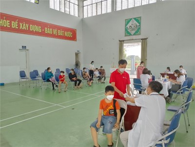 Tiêm phòng Covid cho học sinh trường Tiểu học Yên Viên